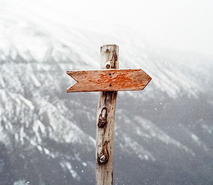 indicateur de direction sans texte en montagne