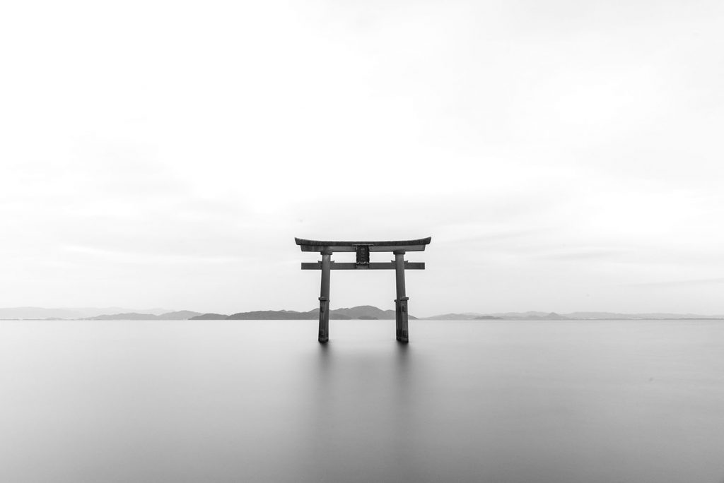 temple shintoiste dans l'eau