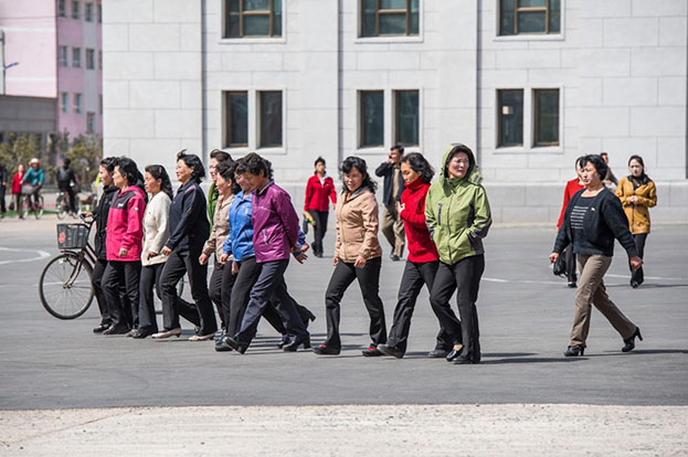 Groupe de femmes asiatiques marchant dans la rue