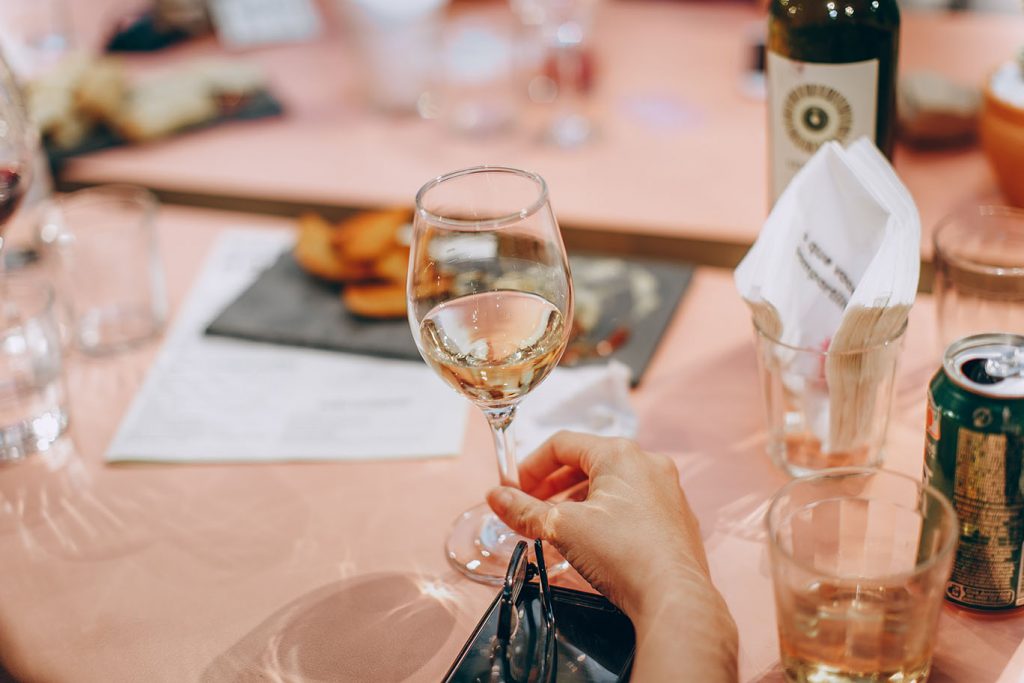 verre de vin blanc sur table d'apéritif