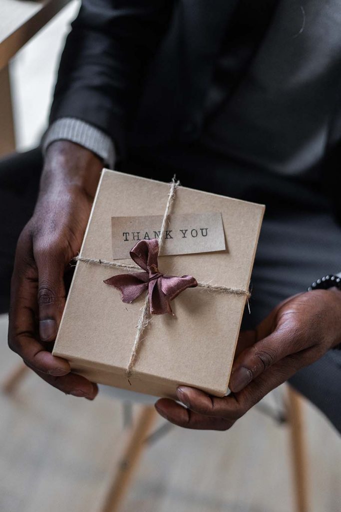 cadeau donné avec un carton «merci» dessus